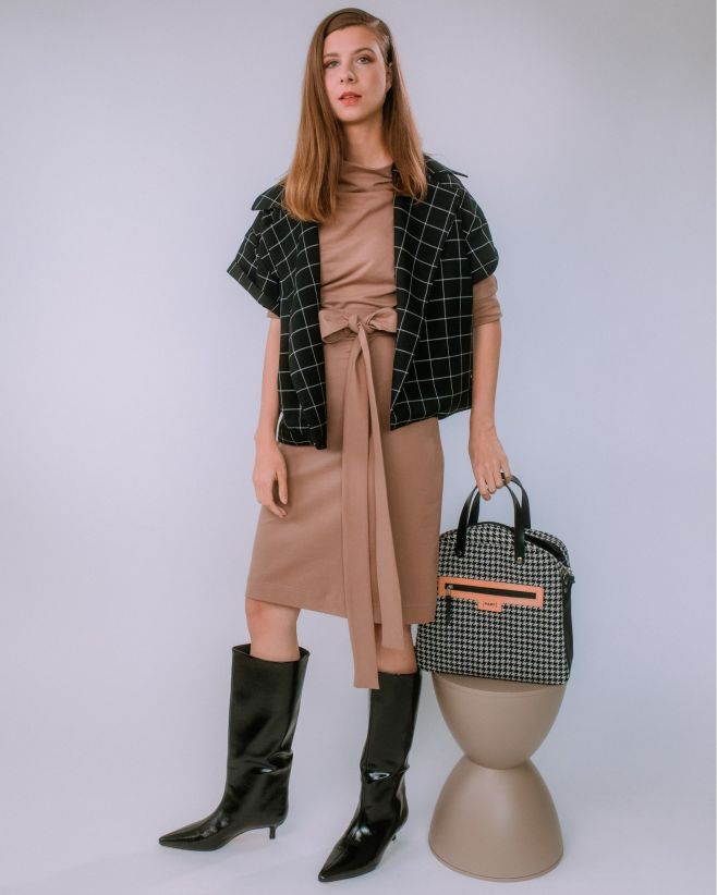 Túto obľúbenú tohtoročnú farbu mocha sme si naozaj zamilovali 🤎 V kombinácii s čiernou pôsobí elegantne, tlmene a zároveň...