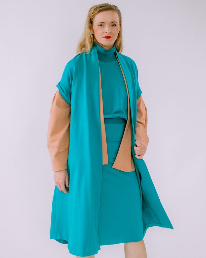 Vrstvíte? My áno – a radi! Naša vesta LUJZA je na to ako stvorená. Nosíme ju so šatami, s mikinami aj s krátkym kardigánom...