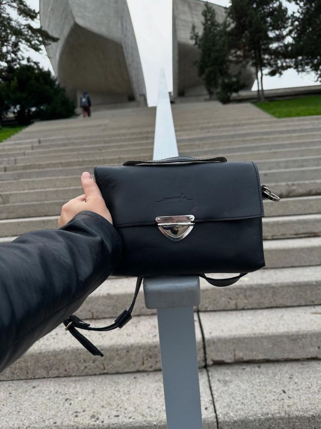 Hľadáte kabelku, ktorá sa hodí vždy, všade a ku všetkému 🖤? Toto je ona! #malacierna