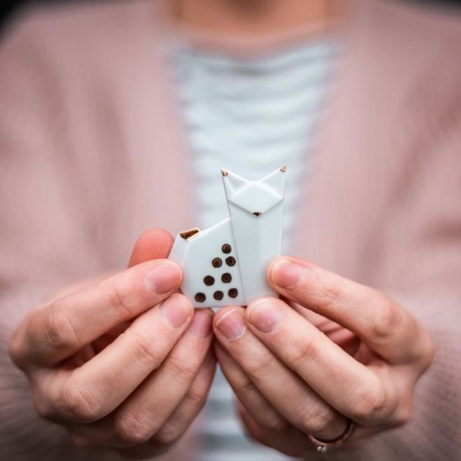 Aha… vidíte to tiež? Tieto porcelánové kúsky sú presne ten typ drobnosti, ktorá dokáže rozžiariť oči....a aj outfit 😉...